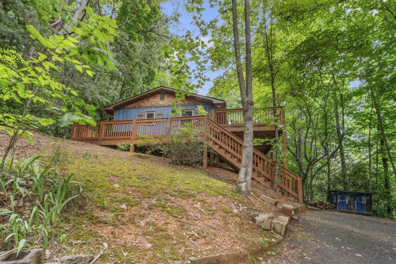 Serene Forest View- Hot Tub- Pet Friendly With Fenced Yard Gatlinburg Exterior photo