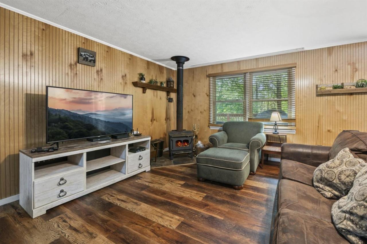 Serene Forest View- Hot Tub- Pet Friendly With Fenced Yard Gatlinburg Exterior photo